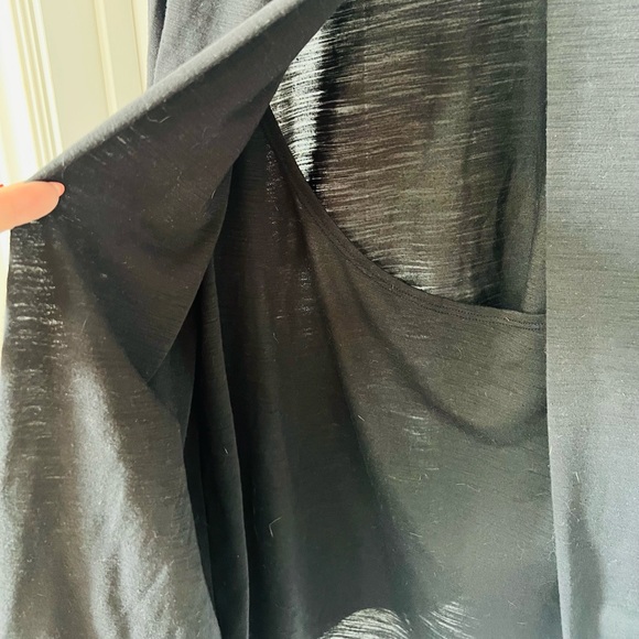 Under armour open back long sleeve shirt. Black. EUC. Size large. Lightweight - Picture 4 of 4